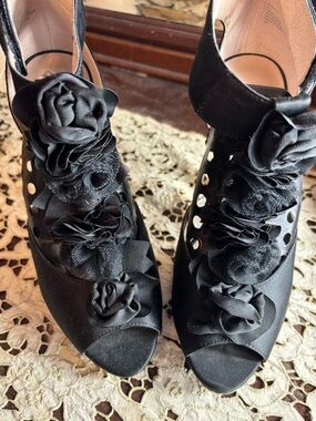 Betsey Johnson Florely Black Satin Platform Pump. Size 9.5
